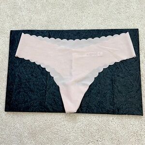 Victoria’s Secret Sexy illusion Pink Scalloped no show Thong Panties Medium M